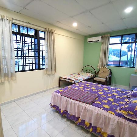 Cosy Homestay Ulu Tiram Esterno foto