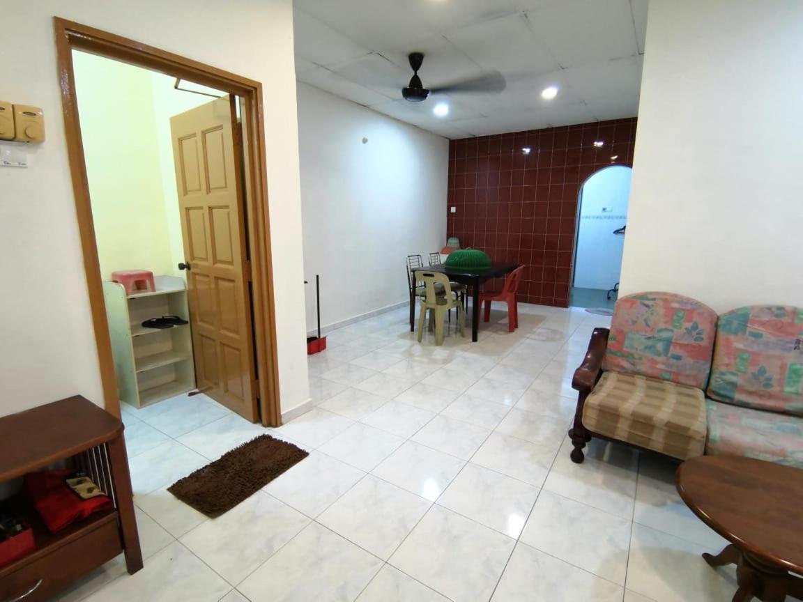 Cosy Homestay Ulu Tiram Esterno foto