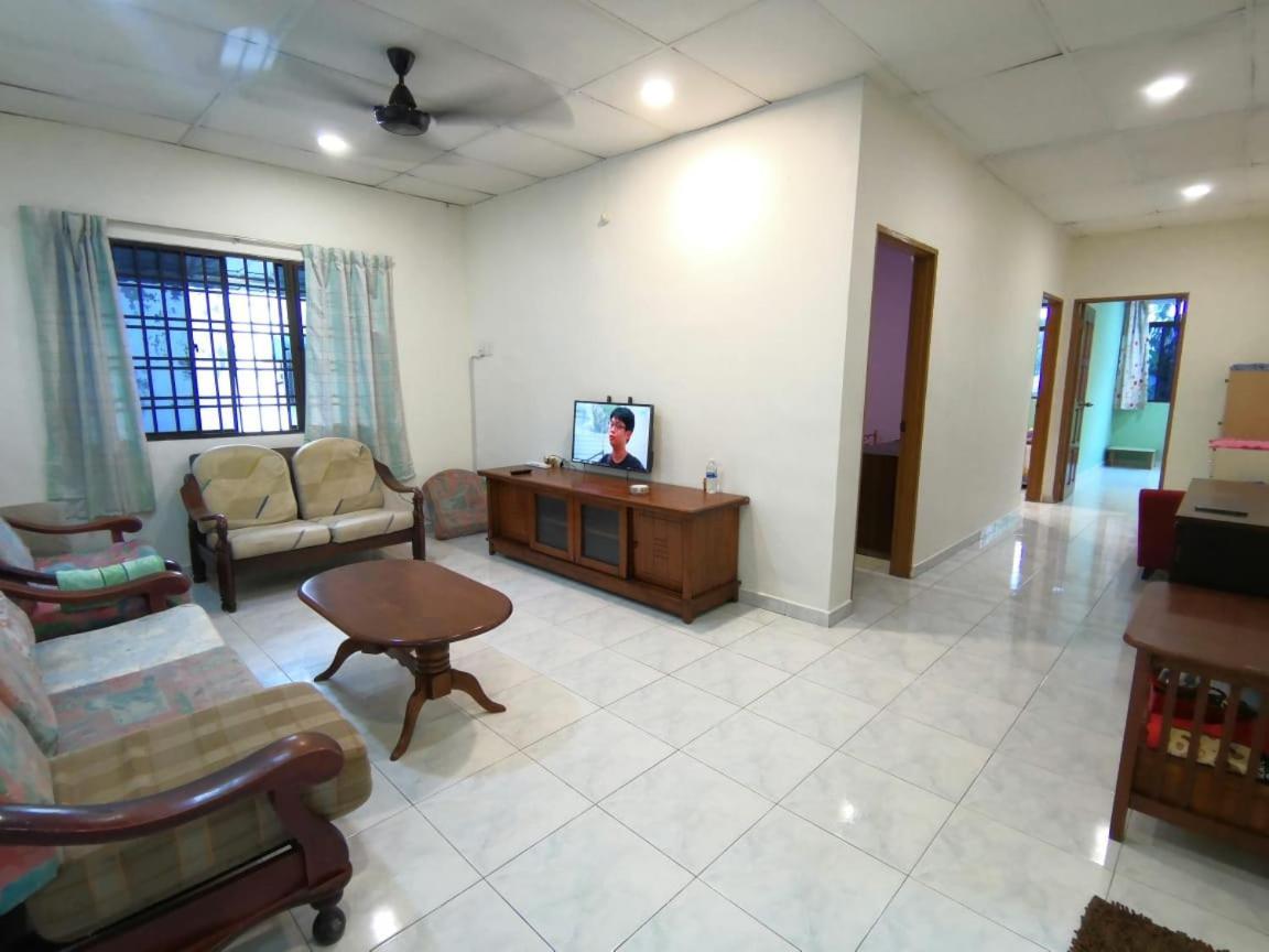 Cosy Homestay Ulu Tiram Esterno foto