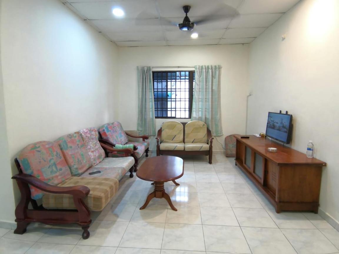 Cosy Homestay Ulu Tiram Esterno foto