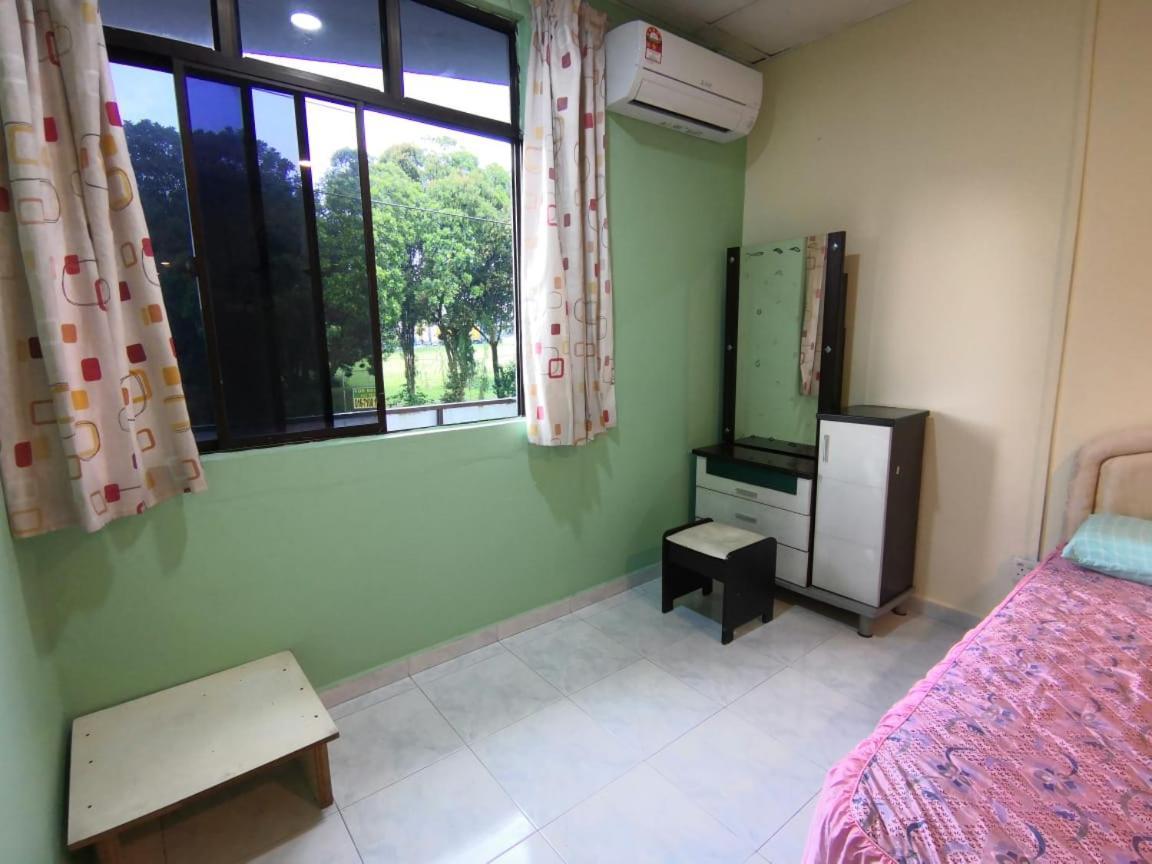 Cosy Homestay Ulu Tiram Esterno foto